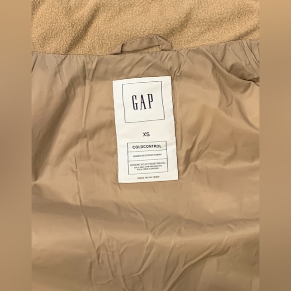 GAP Women's Beige Puffer Vest - Picture 8 of 9